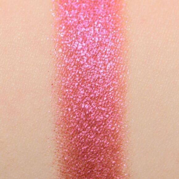 MAC Dazzleshadow Extreme in Celebutante (Rosy Pink with Red Sparkle) - Picture 3 of 11